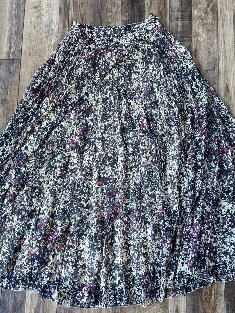 Fei Women’s Pleated Maxi Skirt Abstract Print Lined Waist 26” Length 39”